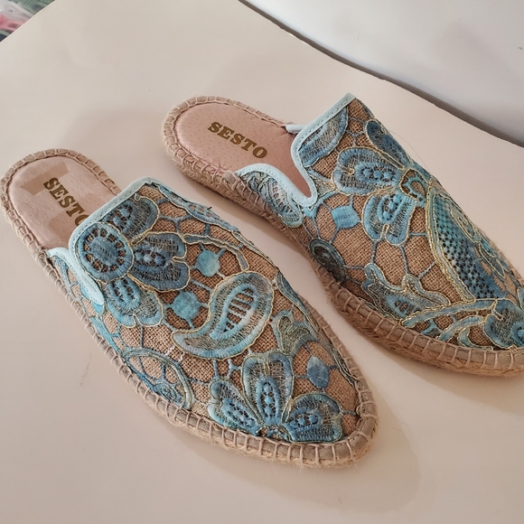 Sesto Meucci Shoes - SESTO MEUCCI Sz 8 Lace Espadrille Mules Floral Applique Gold Blue Natural Color